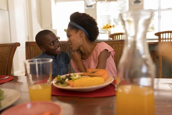 Framifrån African American Syskon Interagerar Med Varandra Medan Sitter Vid — Stockfoto