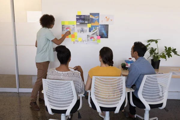 Vista Trasera Del Ejecutivo Masculino Raza Mixta Explicando Gráficos Notas — Foto de Stock