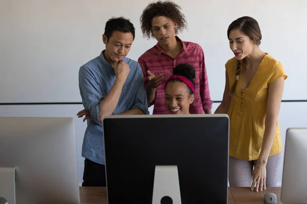 Vooraanzicht Van Uiteenlopende Terloops Gekleed Collega Bespreken Plannen Computer Moderne — Stockfoto