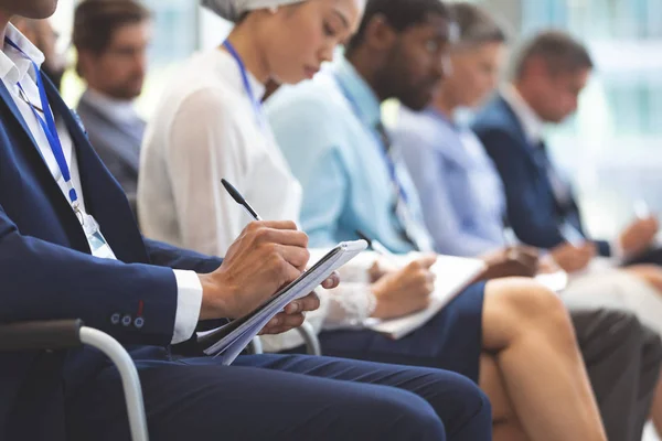 Mitten Delen Kaukasiska Affärsman Skriva Anteckningar Seminarium Kontorsbyggnad — Stockfoto