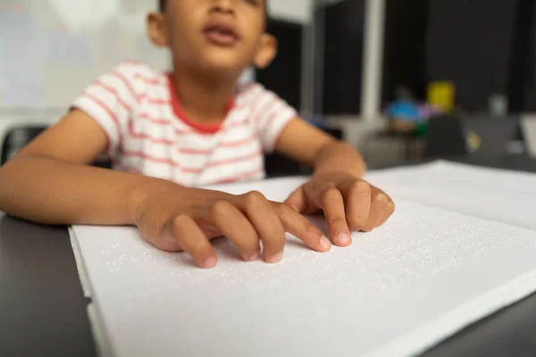 Vista Frontal Mãos Cegas Mestiças Estudante Lendo Livro Braille Sala — Fotografia de Stock
