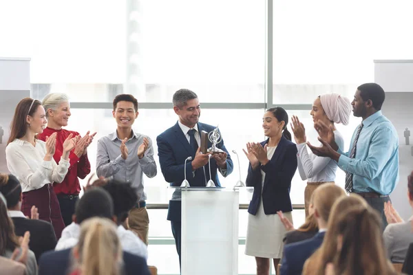 Vista Frontale Dell Uomo Affari Misto Che Detiene Premio Sul — Foto Stock