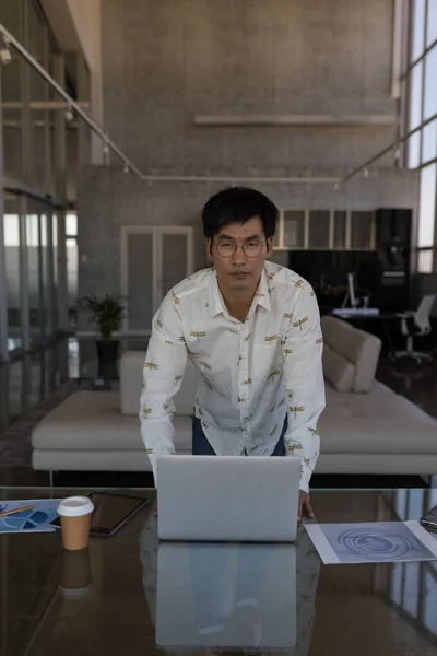 Vista Frontal Jovem Executivo Asiático Masculino Olhando Sério Usar Laptop — Fotografia de Stock