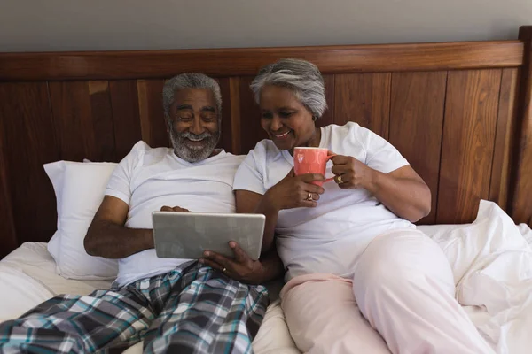 Framifrån Lyckliga Senior African American Paret Använder Digitala Tablett Och — Stockfoto