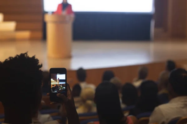 Bakifrån Afroamerikansk Man Med Smartphone Tar Videoklipp Affärskvinna Hörsalen — Stockfoto