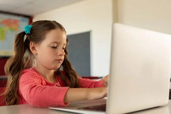 Vista Frontal Menina Caucasiana Usando Laptop Uma Sala Aula Escola — Fotografia de Stock