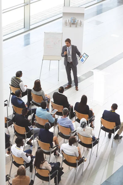 Hochwinkelaufnahme Eines Kaukasischen Geschäftsmannes Mittleren Alters Der Auf Einer Konferenz — Stockfoto