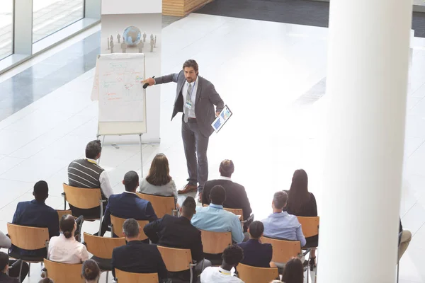 Hochwinkelaufnahme Eines Gut Gekleideten Kaukasischen Geschäftsmannes Der Konferenzraum Mit Digitalem — Stockfoto