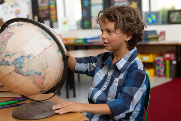 Seitenansicht Eines Kaukasischen Schülers Beim Studium Einer Erdkugel Schreibtisch Einem — Stockfoto