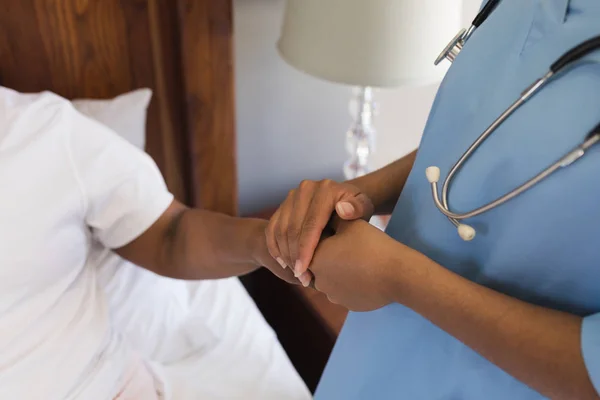 Close Jovem Afro Americano Médico Feminino Consolando Sênior Afro Americano — Fotografia de Stock