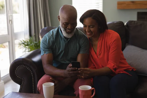 Vooraanzicht Van Actieve Senior Paar Gebruik Mobiele Telefoon Huiskamer — Stockfoto