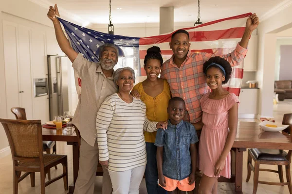 Retrato Una Familia Afroamericana Varias Generaciones Con Una Bandera Estadounidense —  Fotos de Stock