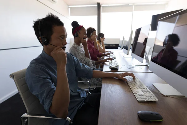 Vista Lateral Diversos Ejecutivos Hablando Auriculares Mientras Mira Las Pantallas — Foto de Stock