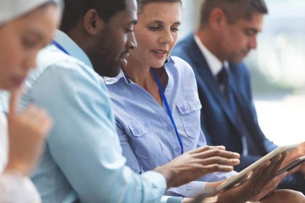 Närbild Olika Affärsmän Diskutera Över Digitala Tablett Seminarium Kontorsbyggnad — Stockfoto