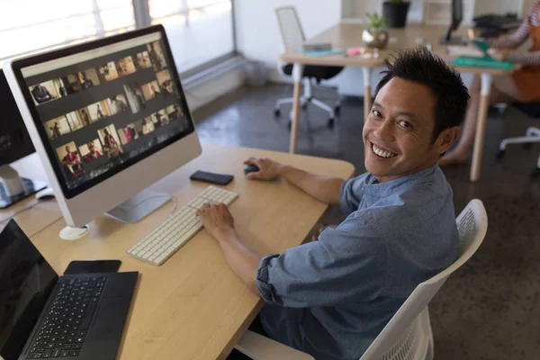 Asyalı Erkek Yönetici Çalışma Üstünde Özel Bilgisayar Ofis Masasında Portresi — Stok fotoğraf