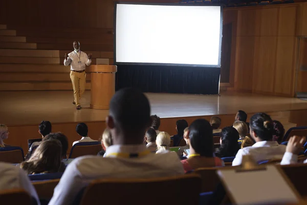 Висока Подання Дозріла Афро Американський Бізнесмен Стоячи Даючи Презентації Аудиторії — стокове фото