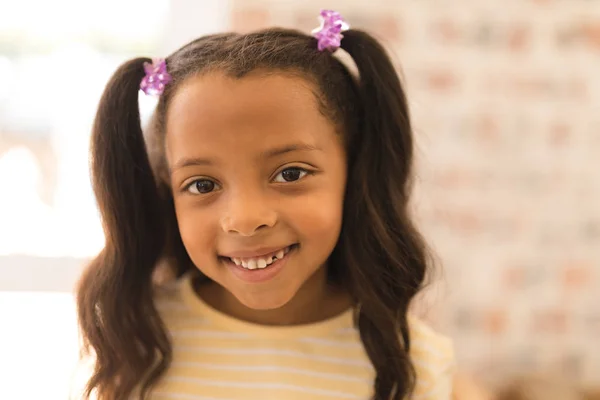 自宅に立って幸せなアフリカ系アメリカ人女の子の肖像画 — ストック写真