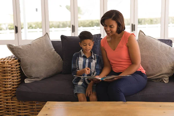 Vooraanzicht Van Een Afrikaanse Amerikaanse Oma Kleinzoon Lezen Van Een — Stockfoto