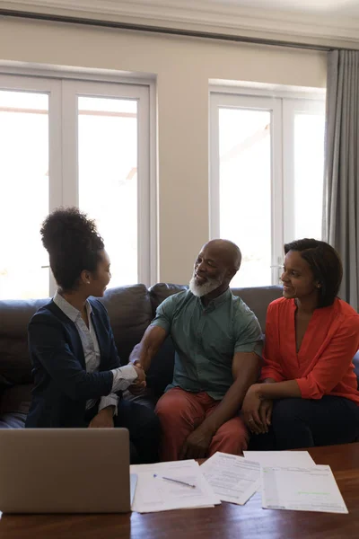 Vooraanzicht Van Een Vrouwelijke Makelaar Schudden Handen Met Een Senior — Stockfoto