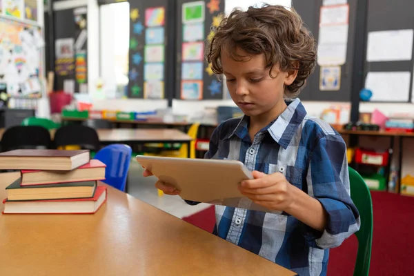 Sidovy Kaukasiska Skolpojke Använda Digitala Surfplatta Medan Sitter Biblioteket Skolan — Stockfoto