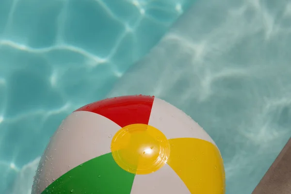 阳光明媚的日子里 充气球漂浮在游泳池里 — 图库照片