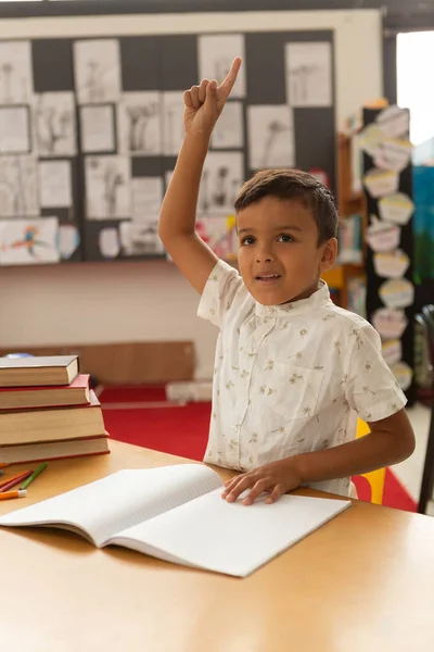 Vooraanzicht Van Een Schattig Gemengd Ras Schooljongen Verhogen Van Zijn — Stockfoto