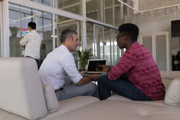 Vista Trasera Diversos Ejecutivos Masculinos Que Interactúan Entre Oficina Moderna — Foto de Stock