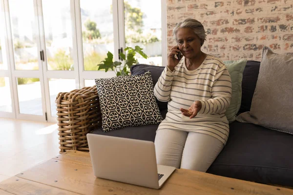 Widok Przodu Aktywny Senior African American Kobieta Rozmowy Telefon Komórkowy — Zdjęcie stockowe