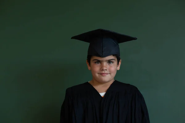 Vista Frontal Colegial Caucásico Vestido Graduación Pie Frente Una Pizarra —  Fotos de Stock
