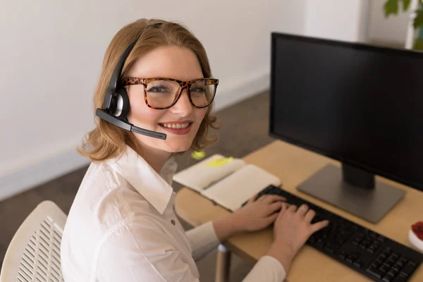 Retrato Una Joven Ejecutiva Caucásica Con Auriculares Sonriendo Una Oficina — Foto de Stock