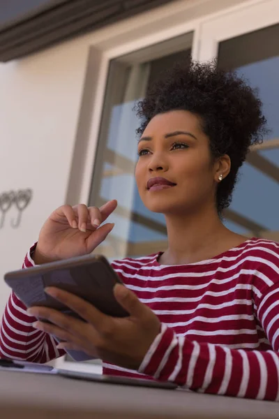 Bajo Ángulo Una Hermosa Mujer Afroamericana Usando Una Tableta Digital — Foto de Stock