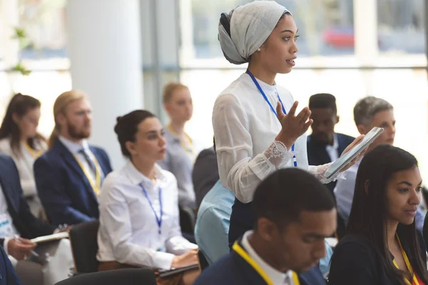 Sidovy Unga Blandad Ras Affärskvinna Med Huvudduk Ställa Frågan Seminarium — Stockfoto