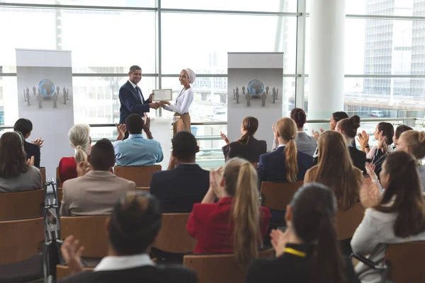 Frontansicht Einer Geschäftsfrau Mit Gemischter Rasse Die Einen Preis Von — Stockfoto