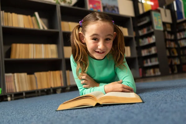 Vista Frontale Della Studentessa Caucasica Sorridente Con Libro Disteso Sul — Foto Stock