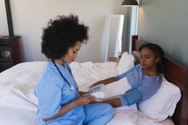 Visão Lateral Uma Jovem Médica Afro Americana Que Mede Pressão — Fotografia de Stock