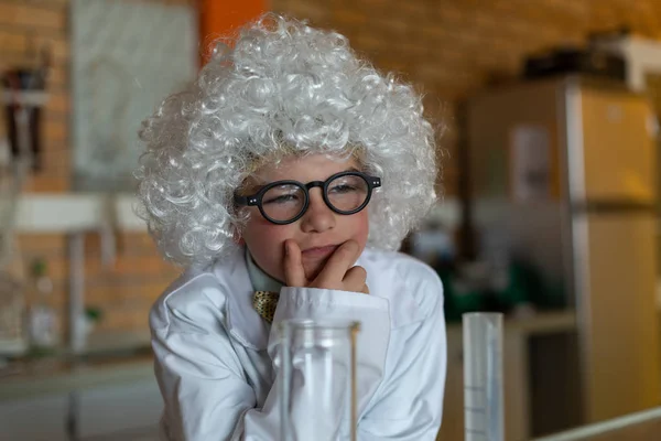 Vue Face Écolier Réfléchi Caucasien Perruque Blanche Debout Dans Laboratoire — Photo