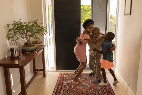 Vooraanzicht Van Een Gelukkig Afro Amerikaanse Grootvader Omarmen Zijn Kleinkinderen — Stockfoto