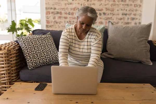 Framsida Aktiv African American Senior Kvinna Använder Laptop Och Sitter — Stockfoto