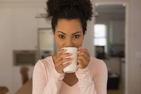 Retrato Una Hermosa Mujer Afroamericana Tomando Café Cocina Casa —  Fotos de Stock