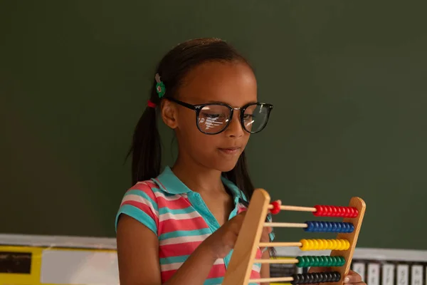 Framsida Söt Blandad Ras Skolflicka Matematik Med Abacus Klassrummet Skolan — Stockfoto