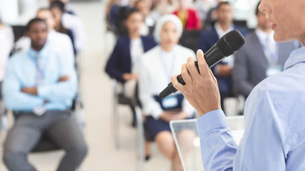 Mittelteil Der Kaukasischen Rednerin Spricht Mit Mikrofon Verschiedenen Geschäftsleuten Einem — Stockfoto