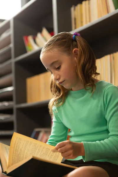 Close Van Schattige Kaukasische Schoolmeisje Zittend Vloer Het Lezen Van — Stockfoto