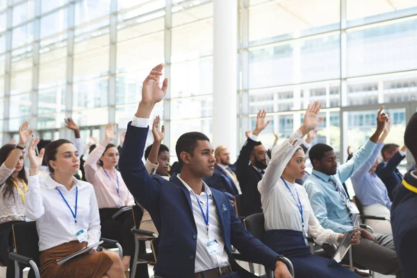 Vooraanzicht Van Uiteenlopende Zakelijke Mensen Verhogen Handen Zakelijke Seminar Kantoorgebouw — Stockfoto