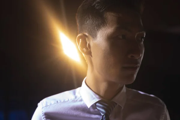 Zbliżenie Młody Biznesmen Azjatki Stojąc Scenie Audytorium Biznesmen Myślenia — Zdjęcie stockowe