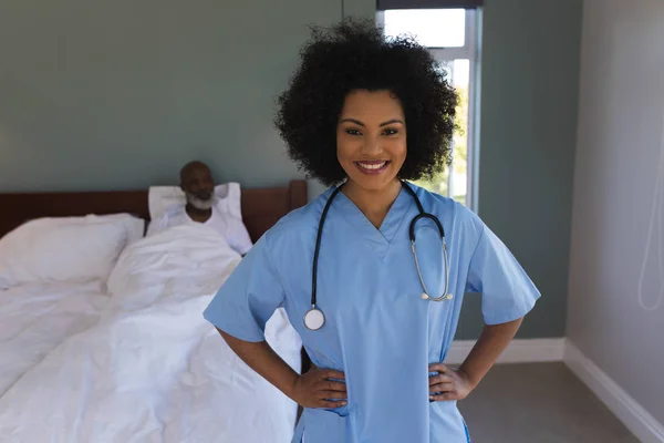 Visão Frontal Confiança Feliz Afro Americana Médica Com Mãos Quadril — Fotografia de Stock