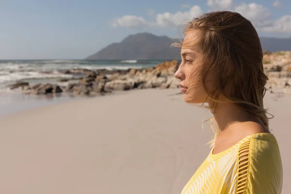 Вид Сбоку Прекрасную Женщину Стоящую Пляже Глядя Океан Солнечный День — стоковое фото