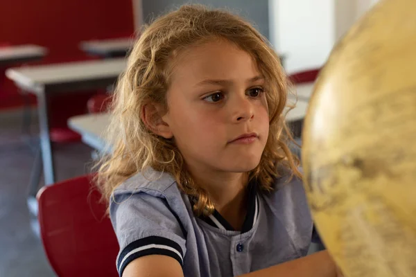 Vooraanzicht Van Schooljongen Studeren Een Earth Globe Bureau Een Klaslokaal — Stockfoto