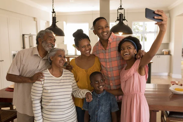 Vista Frontal Una Feliz Familia Afroamericana Varias Generaciones Tomando Selfie — Foto de Stock