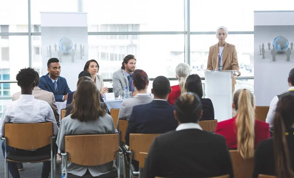 Modern Ofis Binası Seminerde Konuşan Genç Karışık Irk Kadın Konuşmacı — Stok fotoğraf