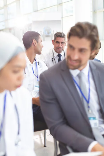 Frontansicht Diverser Männlicher Ärzte Die Während Eines Seminars Konferenzraum Miteinander — Stockfoto